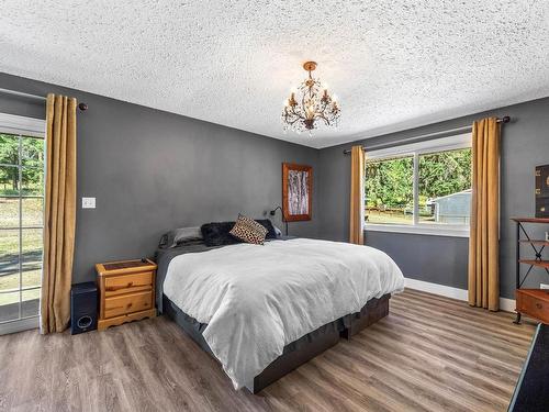 8661 Skimikin Rd, Chase, BC - Indoor Photo Showing Bedroom