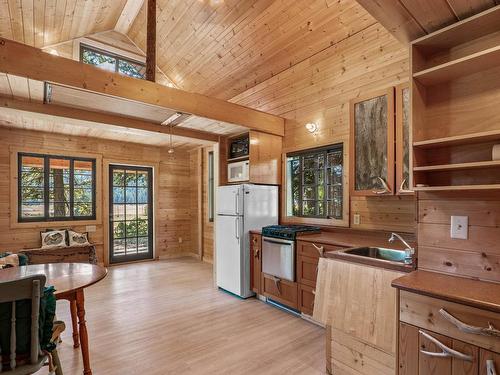 8661 Skimikin Rd, Chase, BC - Indoor Photo Showing Kitchen