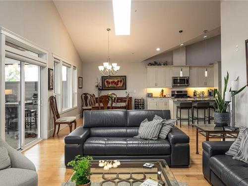 202-679 Terminal Ave, Nanaimo, BC - Indoor Photo Showing Living Room