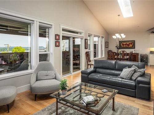 202-679 Terminal Ave, Nanaimo, BC - Indoor Photo Showing Living Room