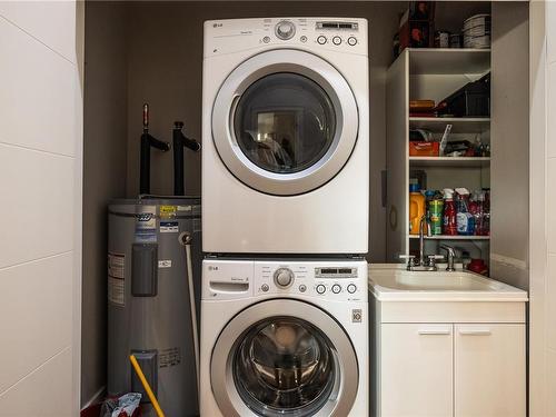 202-679 Terminal Ave, Nanaimo, BC - Indoor Photo Showing Laundry Room