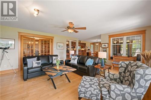 1022A Coutlee Point Lane, Sharbot Lake, ON - Indoor Photo Showing Living Room