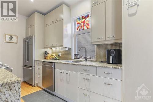 4 Cornwall Street, Ottawa, ON - Indoor Photo Showing Kitchen With Upgraded Kitchen