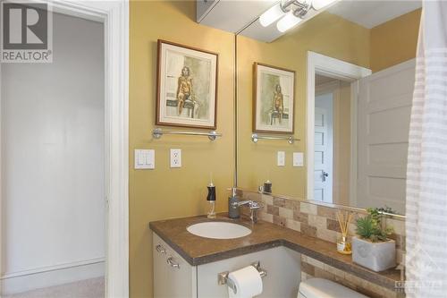 4 Cornwall Street, Ottawa, ON - Indoor Photo Showing Bathroom