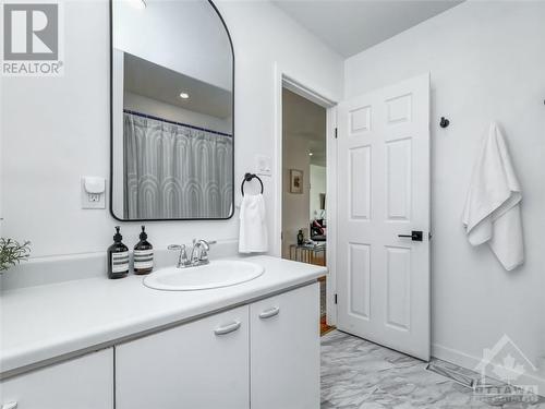 Bathroom - 90 Fieldrow Street, Ottawa, ON - Indoor Photo Showing Bathroom