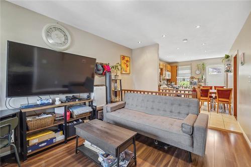 10 Craigmiller Avenue, Hamilton, ON - Indoor Photo Showing Living Room