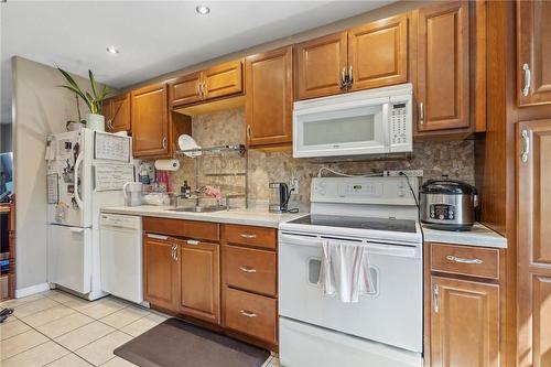 10 Craigmiller Avenue, Hamilton, ON - Indoor Photo Showing Kitchen