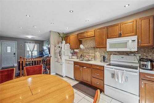 10 Craigmiller Avenue, Hamilton, ON - Indoor Photo Showing Kitchen