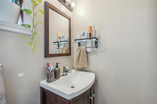 10 Craigmiller Avenue, Hamilton, ON - Indoor Photo Showing Bathroom