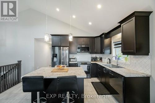 5 Secord Street, Thorold, ON - Indoor Photo Showing Kitchen With Upgraded Kitchen