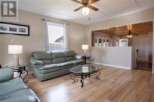 13222 Highway 38 Road, Sharbot Lake, ON - Indoor Photo Showing Living Room