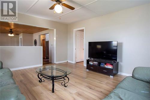 13222 Highway 38 Road, Sharbot Lake, ON - Indoor Photo Showing Living Room