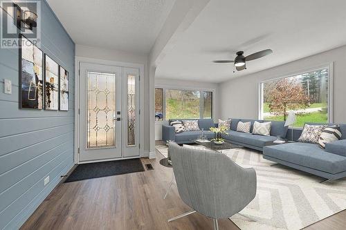 17 Kenney Road, Elgin, ON - Indoor Photo Showing Living Room