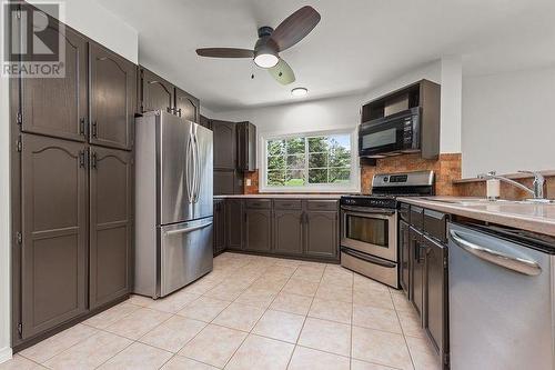 17 Kenney Road, Elgin, ON - Indoor Photo Showing Kitchen With Double Sink