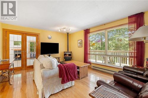 226 Little Silver Lake Road, Lanark, ON - Indoor Photo Showing Living Room