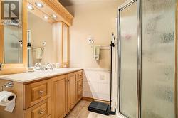 Ensuite bath - 