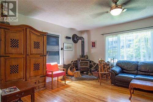 1070 Elizabeth Street, Sharbot Lake, ON - Indoor Photo Showing Living Room