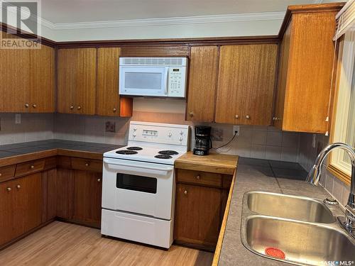 213 & 215 1St Avenue Sw, Leroy, SK - Indoor Photo Showing Kitchen With Double Sink