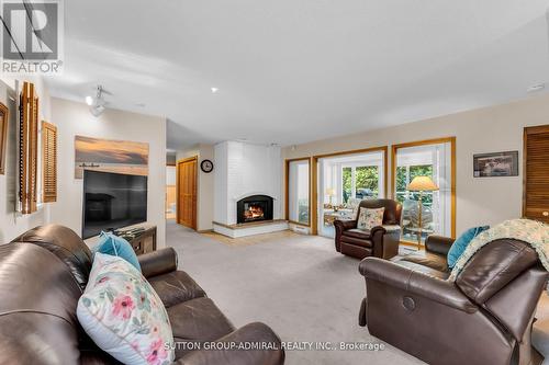 17 Cody Road, Tiny, ON - Indoor Photo Showing Living Room