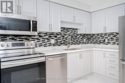 16 Mullis Crescent, Brampton (Fletcher'S West), ON - Indoor Photo Showing Kitchen With Stainless Steel Kitchen With Double Sink With Upgraded Kitchen