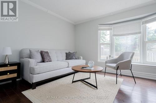 16 Mullis Crescent, Brampton (Fletcher'S West), ON - Indoor Photo Showing Living Room