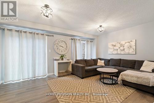 3 - 90 Sovereign'S Gate N, Barrie (Innis-Shore), ON - Indoor Photo Showing Living Room