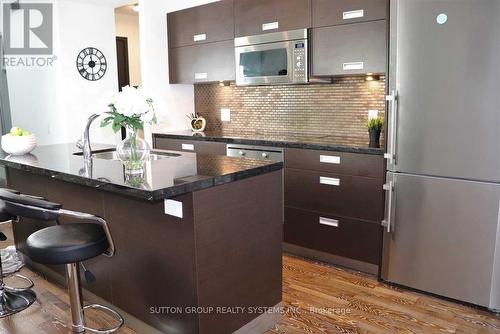 1807 - 88 Park Lawn Road, Toronto (Mimico), ON - Indoor Photo Showing Kitchen With Upgraded Kitchen