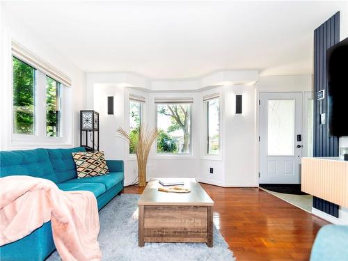 592 Rendezvous Court, Windsor, ON - Indoor Photo Showing Living Room