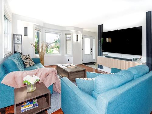 592 Rendezvous Court, Windsor, ON - Indoor Photo Showing Living Room