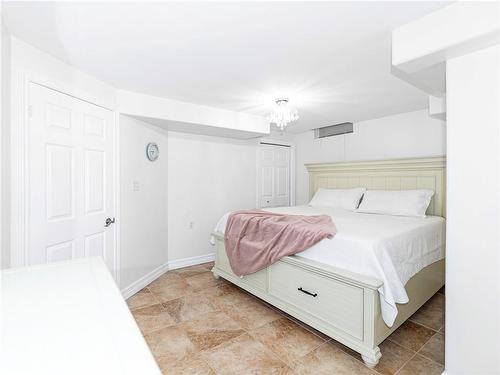 592 Rendezvous Court, Windsor, ON - Indoor Photo Showing Bedroom