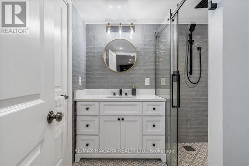 1025 Pelham Road, St. Catharines, ON - Indoor Photo Showing Bathroom