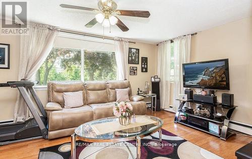 3318 Given Lane, Milton, ON - Indoor Photo Showing Living Room