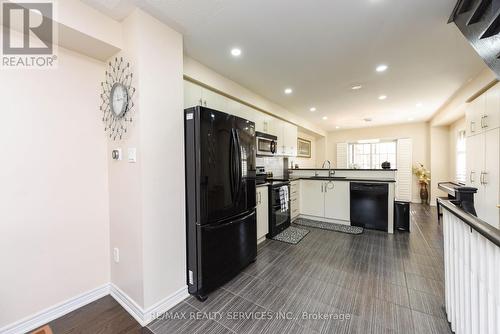 106 - 18 Shiraz Drive, Brampton (Sandringham-Wellington), ON - Indoor Photo Showing Kitchen