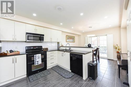 106 - 18 Shiraz Drive, Brampton (Sandringham-Wellington), ON - Indoor Photo Showing Kitchen