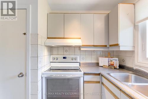 108 Corby Crescent, Brampton, ON - Indoor Photo Showing Kitchen