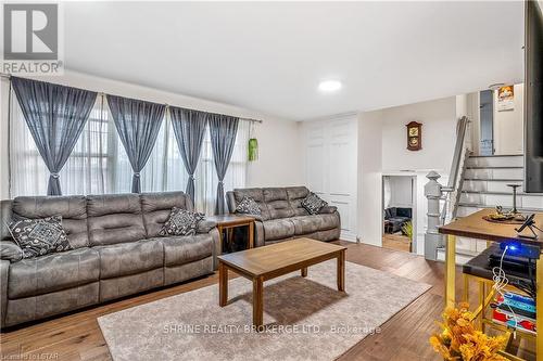 1155 Royal York Road, London, ON - Indoor Photo Showing Living Room