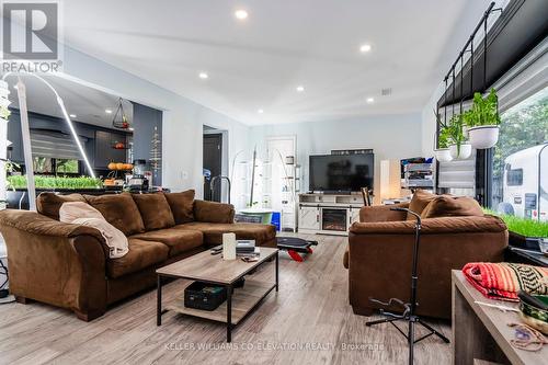 2071 Craig Road, Innisfil (Alcona), ON - Indoor Photo Showing Living Room