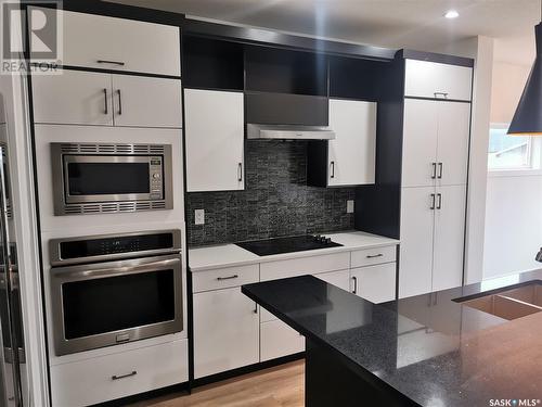 686 Fast Crescent, Saskatoon, SK - Indoor Photo Showing Kitchen