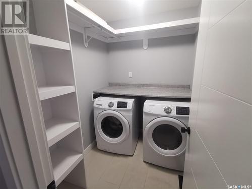 686 Fast Crescent, Saskatoon, SK - Indoor Photo Showing Laundry Room