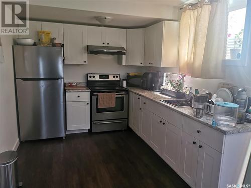 686 Fast Crescent, Saskatoon, SK - Indoor Photo Showing Kitchen