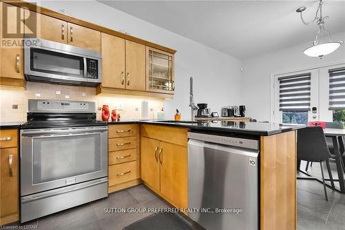 6517 Beattie Street, London, ON - Indoor Photo Showing Kitchen