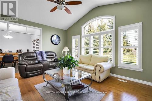 6517 Beattie Street, London, ON - Indoor Photo Showing Living Room