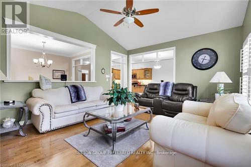 6517 Beattie Street, London, ON - Indoor Photo Showing Living Room