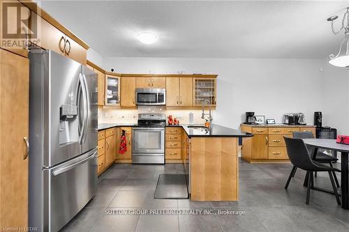 6517 Beattie Street, London, ON - Indoor Photo Showing Kitchen