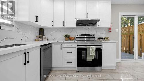 73 Griselda Crescent, Brampton (Northgate), ON - Indoor Photo Showing Kitchen With Upgraded Kitchen