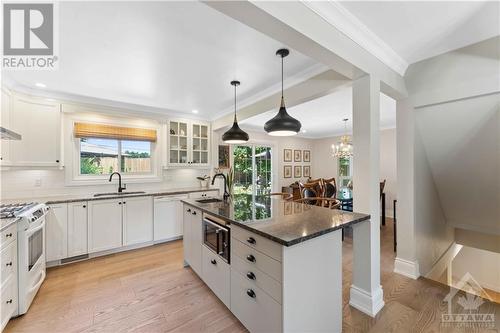 29 Roberta Crescent, Ottawa, ON - Indoor Photo Showing Kitchen With Upgraded Kitchen