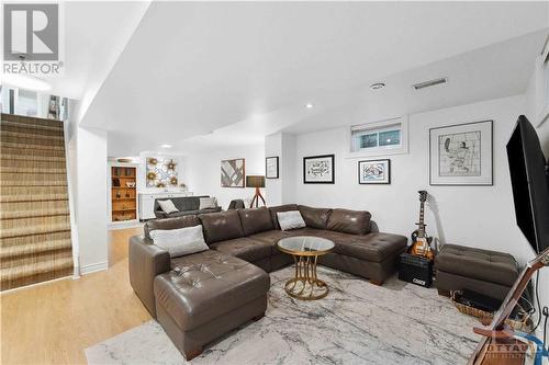 29 Roberta Crescent, Ottawa, ON - Indoor Photo Showing Living Room