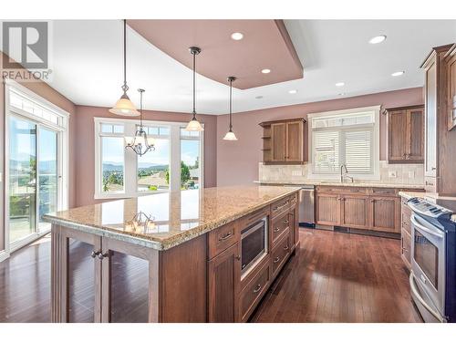 2726 Cliffshore Drive, Lake Country, BC - Indoor Photo Showing Kitchen With Upgraded Kitchen