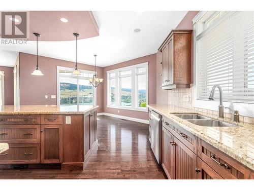 2726 Cliffshore Drive, Lake Country, BC - Indoor Photo Showing Kitchen With Double Sink With Upgraded Kitchen