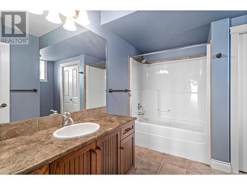 2726 Cliffshore Drive, Lake Country, BC - Indoor Photo Showing Bathroom